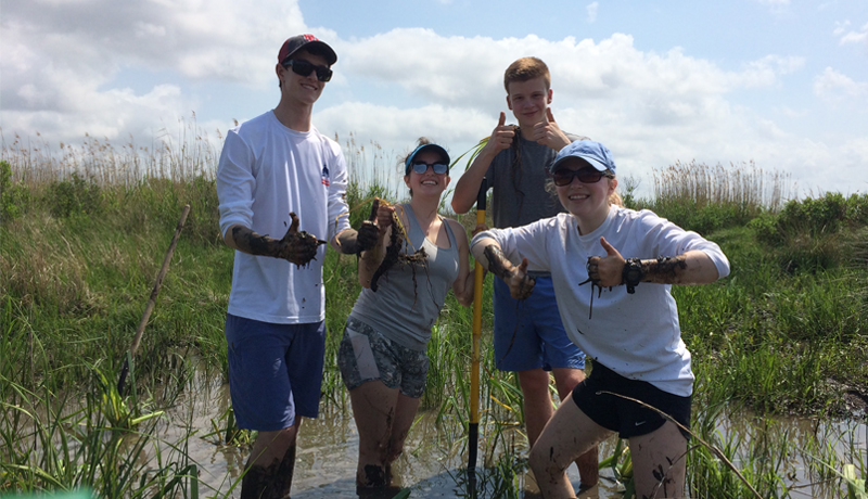 students volunteering